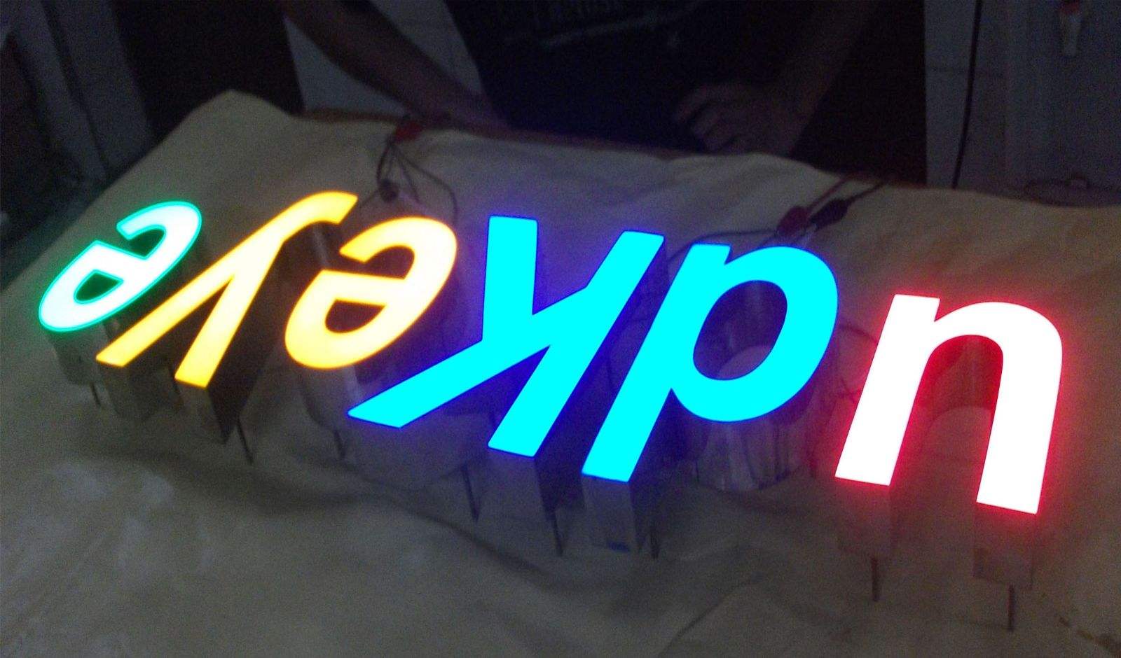 制作武汉发光字招牌广告的喷漆方法有哪些